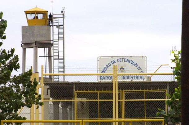 Intensa búsqueda del preso que escapó en un mueble