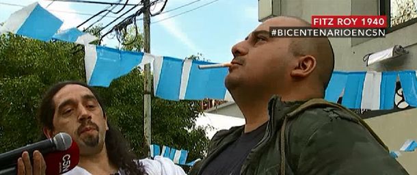 VIDEO: Mirá la peligrosa prueba de las boleadoras y el cigarrillo en la puerta de C5N