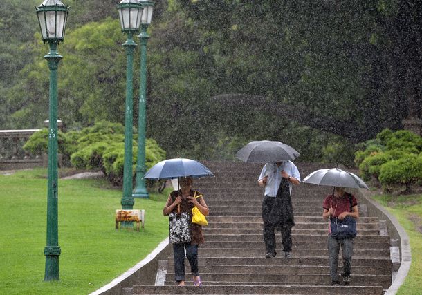 Diluvió en Capital y Provincia y la temperatura bajó 12 grados