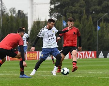 Dolor leproso: Messi le metió dos goles a Newells en el amistoso con la Selección