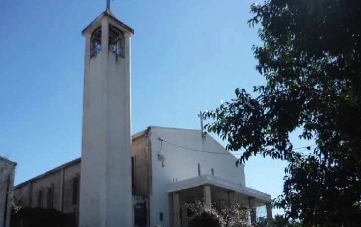 Le partí una silla en la espalda: un cura defendió a su iglesia de un robo