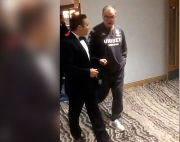 ¡Fiel a su estilo! Bielsa fue a la gala por el centenario de Leeds en jogging y zapatillas