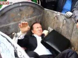 Literal: tiraron a un diputado a la basura en Ucrania