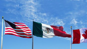 El Senado mexicano aprueba el TLCAN (Tratado de Libre Comercio de América del Norte) en 1993. El Senado mexicano aprueba el TLCAN (Tratado de Libre Comercio de América del Norte) en 1993.