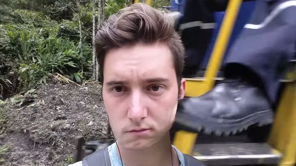Se sacó una selfie tan cerca del tren que el maquinista le pegó una patada