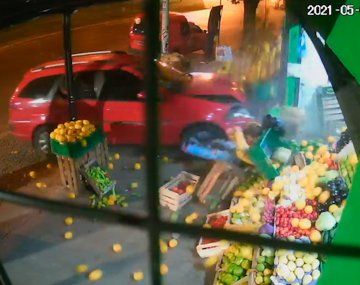 Chocó contra verdulería y atropelló a una mujer que se salvó de milagro