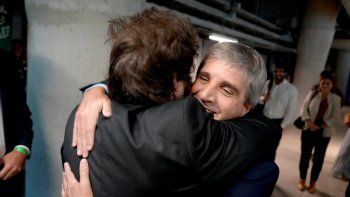 Abrazo entre Javier Milei y Luis Caputo. Foto: X @jmilei Abrazo entre Javier Milei y Luis Caputo. Foto: X @jmilei