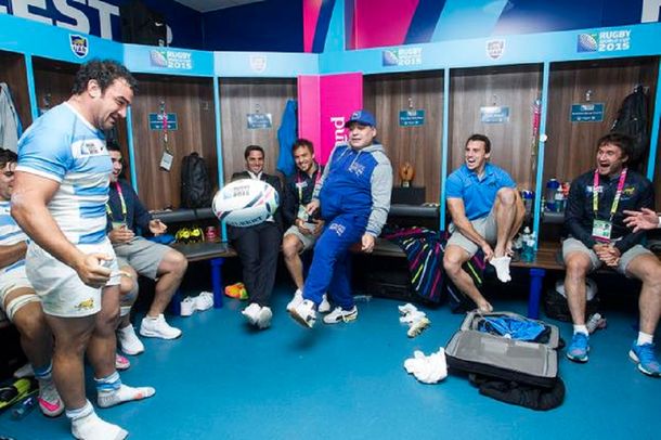 Una zurda inoxidable: los jueguitos de Maradona con una pelota de rugby