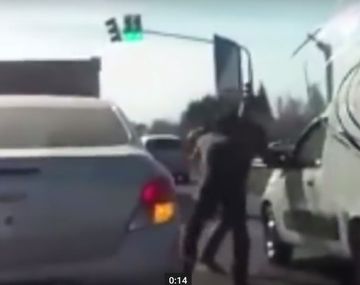 Frenaron en plena ruta y se pelearon