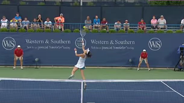 Pura magia: esta tenista polaca definió un punto de espaldas