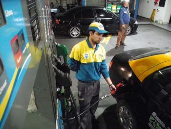 El Gobierno congeló por seis meses el precio de las naftas