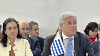 El Frente Amplio quiere interpelar en el Parlamento a la ministra Azucena Arbeleche y el canciller Francisco Bustillo. El Frente Amplio quiere interpelar en el Parlamento a la ministra Azucena Arbeleche y el canciller Francisco Bustillo.