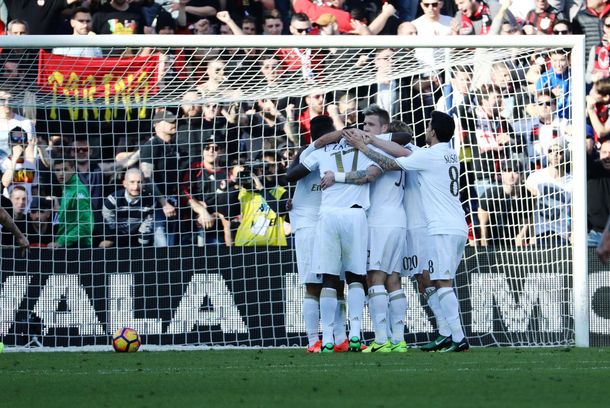 Todos abrazan al colombiano ante las quejas de los rivales