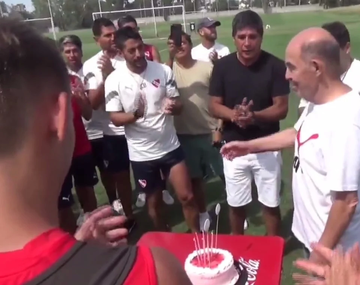 Bochini festejó su cumpleaños con el plantel de Independiente