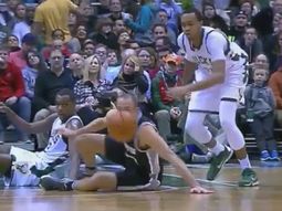 juega sentado: ginobili y otra asistencia desde el piso que conmovio a todos juega sentado: ginobili y otra asistencia desde el piso que conmovio a todos