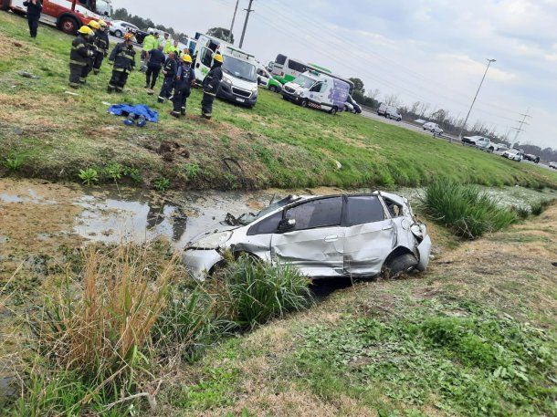 Autopista Buenos Aires-La Plata: una chica de 19 años murió tras el vuelco de un auto