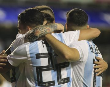 Pavón, de espaldas, desteja con Messi uno de los goles a Haití