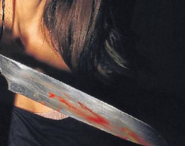 Una mujer discutió con un empleado de limpieza y lo mató a puñaladas