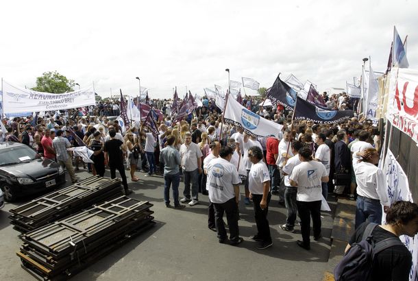 Los gremios protestaron en la audiencia pública