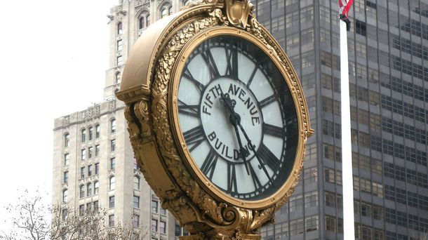 Un reloj de más de cien años da la hora en el 200 de la 5ª Avenida