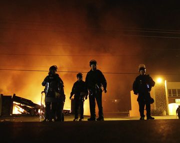 {altText(,Otra noche de violencia racial en EE.UU. por el policía de #Ferguson)}