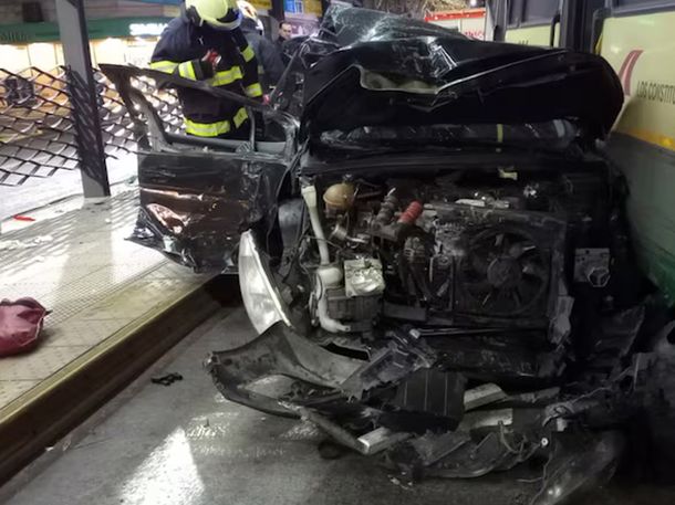 Un autobús de la línea 111 y un automóvil negro chocaron en Palermo (SAME). Un autobús de la línea 111 y un automóvil negro chocaron en Palermo (SAME).