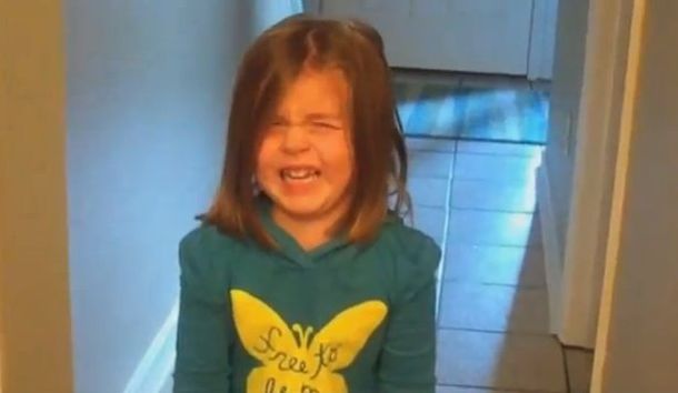 Increíbles reacciones de nenes cuando le comen los dulces de Halloween