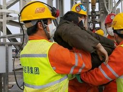 Rescataron con vida a once de los 22 mineros que están atrapados hace dos semanas