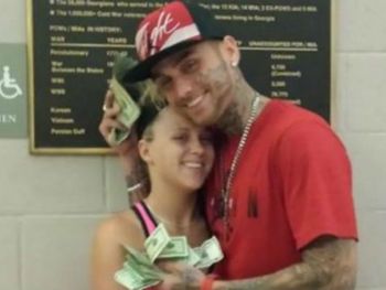 Subieron una foto a Facebook con dinero robado