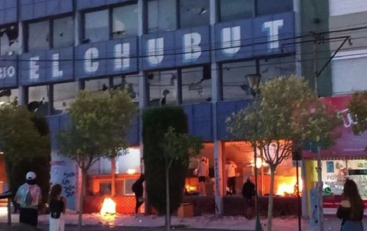 Incendiaron el diario El Chubut en medio de protestas antimineras