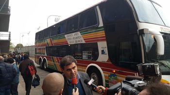 El micro de los jugadores de Olimpo sufrió un ataque con piedras en la bajada de Quilmes El micro de los jugadores de Olimpo sufrió un ataque con piedras en la bajada de Quilmes