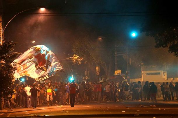 Manifestantes y policías chocaron en los alrededores del Maracaná
