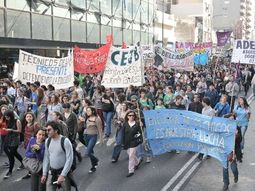 alumnos de escuelas tomadas marcharon al ministerio de educacion alumnos de escuelas tomadas marcharon al ministerio de educacion