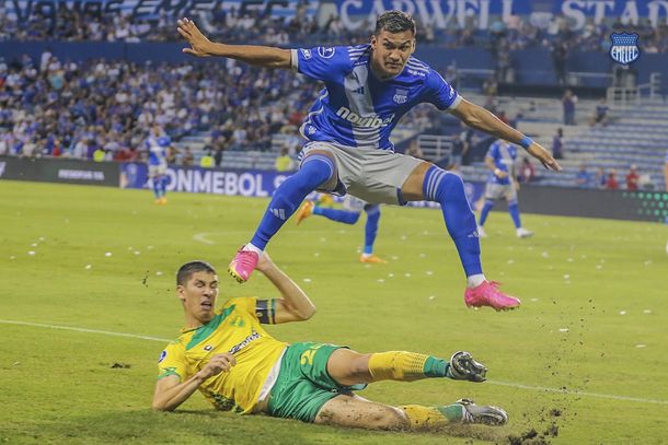 Defensa y Justicia le ganó 2-1 a Emelec y sueña con la clasificación