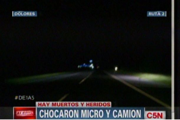 Choque fatal entre un micro y un camión en la ruta 2