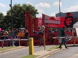 Organizaciones sociales reclaman útiles, comida y trabajo en la puerta de Nordelta