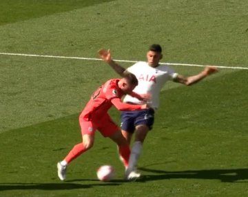 La dura patada de Cuti Romero a Alexis Mac Allister en Tottenham vs Brighton