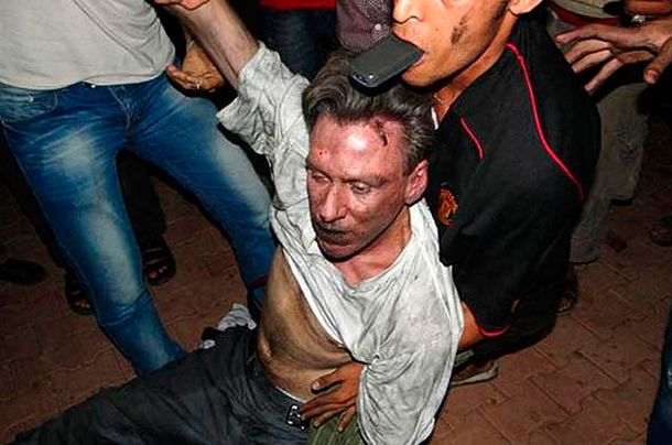 Chris Stevens es arrastrado en la embajada de EE.UU. en Libia