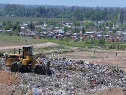 ceamse: hallan un cuerpo con el logo del colegio de angeles ceamse: hallan un cuerpo con el logo del colegio de angeles
