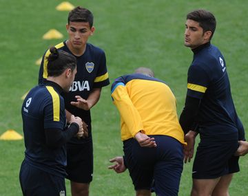 Una mano juguetona en el entrenamiento de Boca