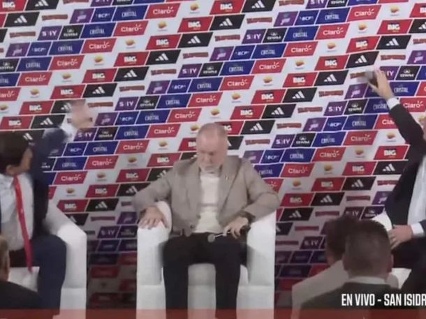 Susto en Lima: un cartel cayó durante la presentación de Mano Menezes en Perú