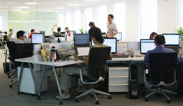 ¿Qué debe hacer un nuevo empleado en su primer día de trabajo?