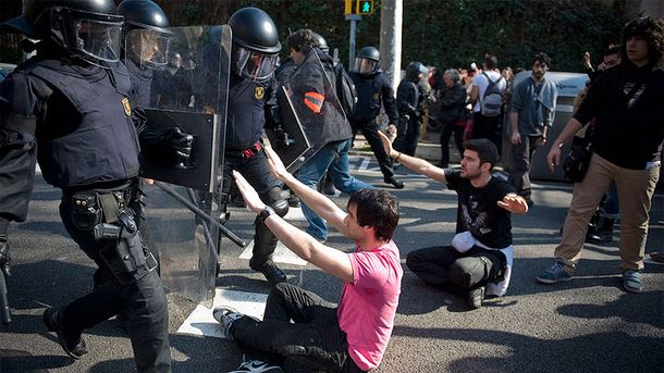 Policías catalanes reprimen una manifestación de indignados
