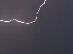 dos aviones alcanzados por rayos dos aviones alcanzados por rayos