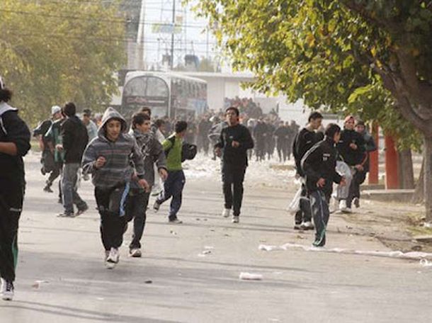 Otra vez la violencia: hinchas sanjuaninos rompieron el micro del Tomba