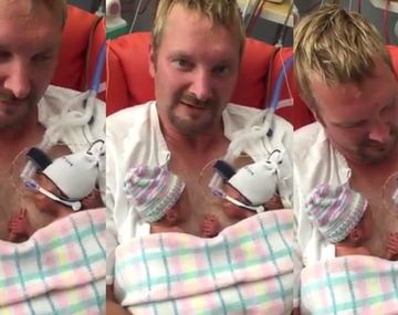 Pareja de bebés prematuros se toma de la mano