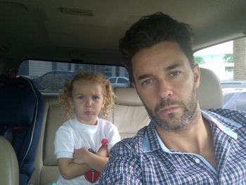 Mariano Martínez con su hija Olivia