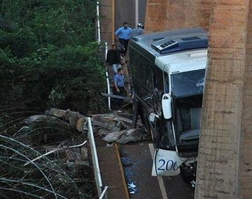 Cedió un puente en Misiones: hay un muerto y 30 heridos