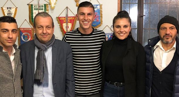 El delantero posa junto a su novia y a las autoridades del club italiano