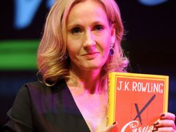 J.K. Rowling reveló que escribió otro libro que rompe ventas